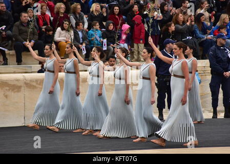 Athen, Griechenland. 31 Okt, 2017. Während die Choreographie durchgeführt durch die priesterinnen. die Übergabe der olympischen Flamme für Winterspiele 2018 Pyeongchang, fand heute in panathenaic Stadion in Anwesenheit des Präsidenten der Griechischen Republik Prokopis Pavlopoulos. Credit: Dimitrios karvountzis/Pacific Press/alamy leben Nachrichten Stockfoto