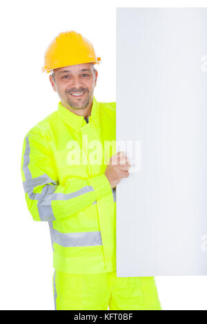 Arbeiter in Sicherheitsweste leeren Brett präsentiert. Isoliert auf weiss Stockfoto