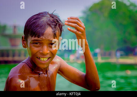 Delhi, Indien - 16. September 2017: Portrait von bis von nicht identifizierten lächelnd indischer Junge, sein Kopf berühren mit der Hand und mit Blick auf die Kamera, in Delhi Stockfoto