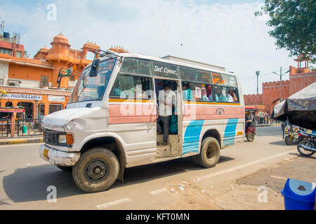 Delhi, Indien - 19. September 2017: In der Nähe der gelehrten Bus in den Straßen von paharganj, während einige Schülerinnen und Schüler sind zu Fuß, mit vielen touristischen Aufenthalt in der Gegend in Delhi in Indien Stockfoto