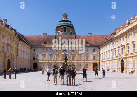 Touristen sammeln in den Innenhof des Prälat von Stift Melk (Stift Melk), in die Wachau, Österreich Stockfoto