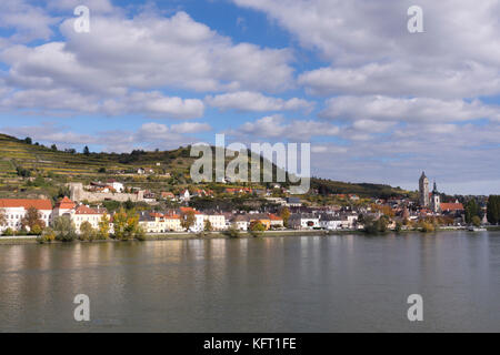 Ein Herbst Blick auf Stein über die Donau in der Wachau, Niederösterreich Stockfoto