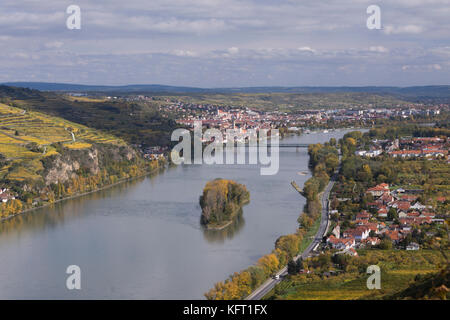 Eine Antenne im Sommer Blick auf Krems, Stein und Mautern und die blaue Dabube an einem Sommertag in der Wachau, Niederösterreich, einem beliebten Reiseziel Stockfoto