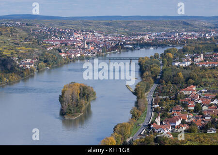 Eine Antenne im Sommer Blick auf Krems, Stein und Mautern und die blaue Dabube an einem Sommertag in der Wachau, Niederösterreich, einem beliebten Reiseziel Stockfoto