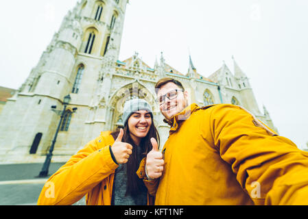 Paar machen selfie gegen alte gotisches Kirche Stockfoto