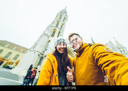 Paar machen selfie gegen alte gotisches Kirche Stockfoto