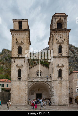 Kotor, Montenegro - 27. September 2017: Touristen außerhalb der Kathedrale des Hl. gesammelt. tryphon in Kotor, Montenegro. Stockfoto