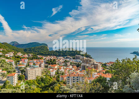 Eine erhöhte Ansicht von Petrovac Stadt in Montenegro. Stockfoto