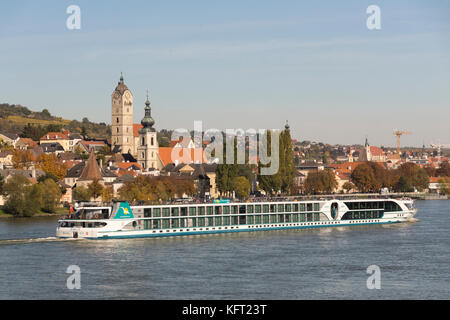 Eine touristische Flusskreuzfahrtschiff auf der Donau verläuft vor der Altstadt von Stein an der Donau, UNESCO Weltkulturerbe Stockfoto