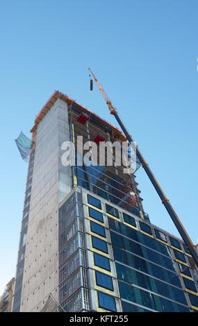 NEW YORK - 20. OKTOBER 2017: Wolkenkratzer in Hudson Yards im Bau, mit einem hohen Kran, der Baumaterialien an die Spitze des Turmblocks hebt Stockfoto