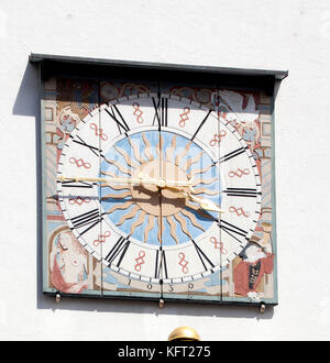 Alte Uhr am Rathaus, Kempten, Allgäu, Bayern, Deutschland, Europa I Alte bunt verzierte Uhr am Rathaus, Altstadt, Kempten, Allgäu, Oberschwaben, Stockfoto