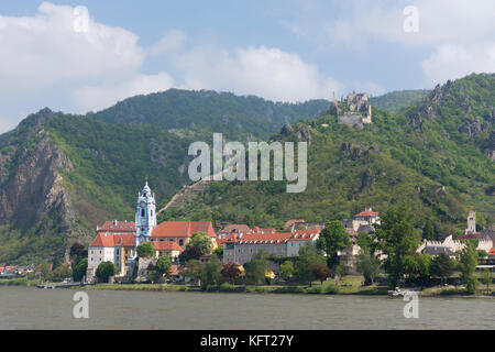 Ein Sommer Blick auf das mittelalterliche Schloss Burgruine Dürnstein und der Blaue Turm von Dürnstein Abtei (Stift Dürnstein), Niederösterreich Stockfoto