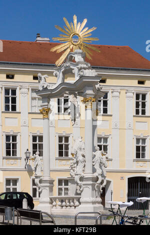 Die Dreifaltigkeitssäule (Heilige Dreifaltigkeit) in Stein an der Donau in Niederösterreich Stockfoto