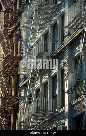 Architektonisches Detail Ansicht von Gusseisen Feuer entkommt in new york city Stockfoto