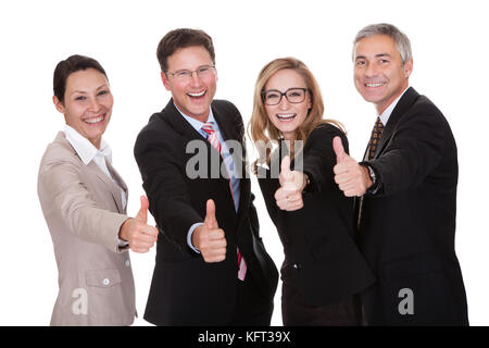 Gruppe von Führungskräften der Wirtschaft aufgeben einen Daumen nach der Zulassung und des Sieges wie sie ein erfolgreiches Ergebnis isoliert auf weiss feiern lachen Stockfoto