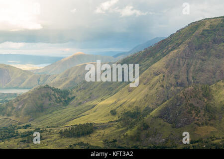 Lake Toba ist ein großer natürlicher See, die Caldera eines supervolcano, in der Mitte des nördlichen Teils von der indonesischen Insel Sumatra. Stockfoto