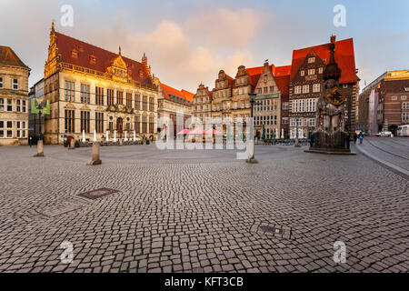 Der uralte Bremer Marktplatz im Zentrum der Hansestadt Bremen mit Blick auf das Schutting (ehemaliges Zunfthaus) und die berühmten Rath-Bauten Stockfoto