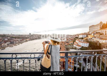 Frau in Porto Stadt reisen Stockfoto