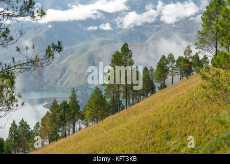 Lake Toba ist ein großer natürlicher See, die Caldera eines supervolcano, in der Mitte des nördlichen Teils von der indonesischen Insel Sumatra. Stockfoto