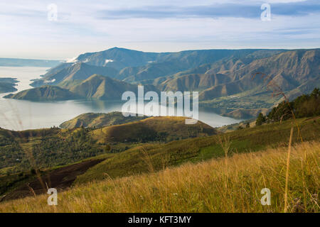 Lake Toba ist ein großer natürlicher See, die Caldera eines supervolcano, in der Mitte des nördlichen Teils von der indonesischen Insel Sumatra. Stockfoto