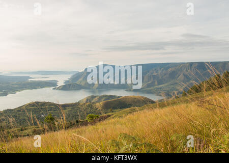 Lake Toba ist ein großer natürlicher See, die Caldera eines supervolcano, in der Mitte des nördlichen Teils von der indonesischen Insel Sumatra. Stockfoto