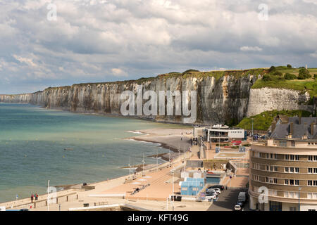 Die Strandpromenade und die weißen Kalkfelsen in Saint Valery en Caux, Normandie, Frankreich, Europa Stockfoto