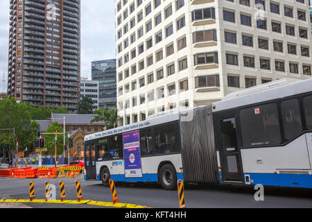 Sydney Bus Busse entlang der York Street Reisen in die Innenstadt von Sydney, Australien Stockfoto