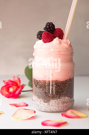 Chia Milchreis mit Beeren. Dessert mit Chia, Himbeere, Heidelbeere, Erdbeere und Sahne. Gesund super Essen detox Konzept. Stockfoto