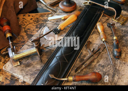 Terry Davis, der Pferd Halsbänder, Sätteln und Kabelbaum in seiner Werkstatt in Shropshire Stockfoto