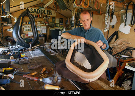 Terry Davis, der Pferd Halsbänder, Sätteln und Kabelbaum in seiner Werkstatt in Shropshire Stockfoto