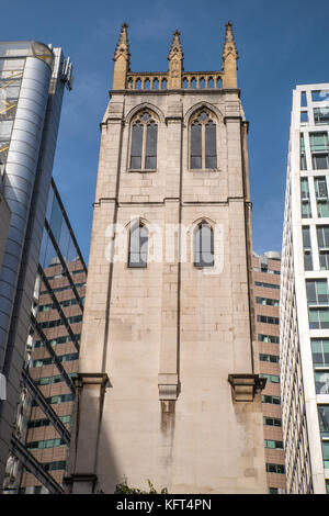 Der Turm der Kirche St. Alban in der Wood Street in London, Großbritannien. Es ist heute von moderner Hochhausarchitektur umgeben. Stockfoto