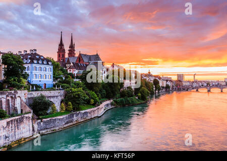 Basel, Schweiz, Altstadt mit Münster Kathedrale auf dem Rhein bei Sonnenuntergang. Stockfoto