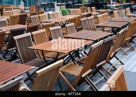 Leeren Restaurant - hölzerne Stühle und Tische im Freien Stockfoto