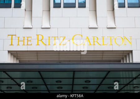 Berlin, Deutschland - Oktober 2017: Das Ritz carlton Logo auf das Äußere des Gebäudes des Ritz Carlton Hotel in Berlin, Deutschland Stockfoto