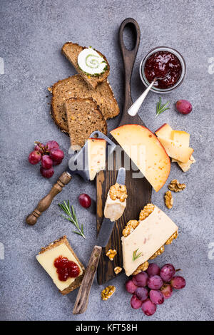 Verschiedene Käsesorten auf Holzbrett Stockfoto