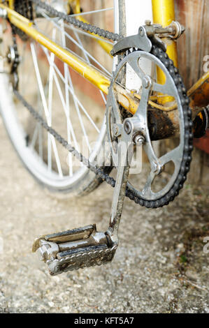 Metal Pedal vor dem Hintergrund der hinteren Rad von einem alten Fahrrad. Stockfoto