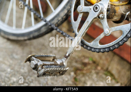 Metal Pedal vor dem Hintergrund der hinteren Rad von einem alten Fahrrad. Stockfoto