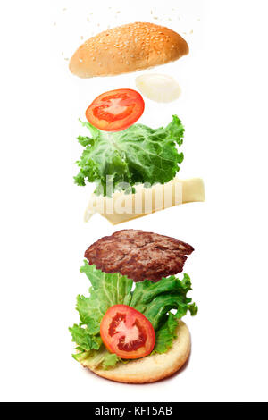 Lecker Hamburger mit fliegenden Zutaten auf weißem Hintergrund. flying Burger Stockfoto