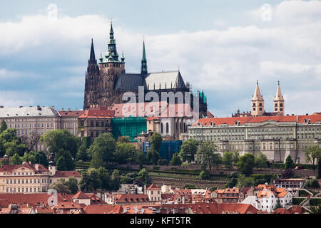 Blick über die Prager Burg von der Karlsbrücke, Tschechische Republik Stockfoto