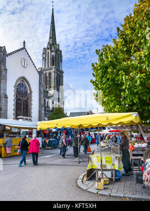 Moëlan sur Mer Bretagne kleiner charmanter lokaler französischer Kirchplatz Wöchentliche allgemeine Straßenmarkt Bretagne Frankreich Stockfoto