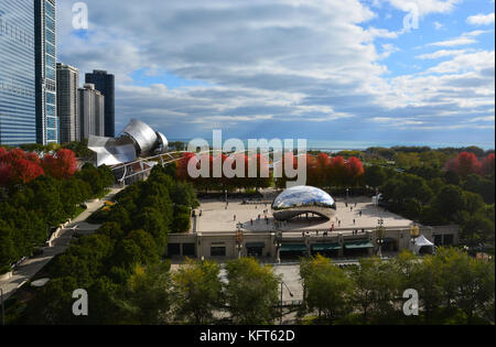 Blick auf Cloud Gate, die auch als "die Bohne", von einem Bürogebäude auf der anderen Straßenseite im Herbst auf der Chicago Millennium Park bekannt. Stockfoto
