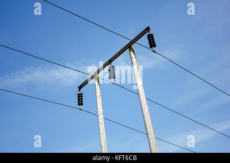 Elektrizitätsversorgungsunternehmen Pole mit einem hohen Strom Kabel Stockfoto