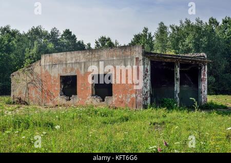 CZARKOW, POLEN - 22. JULI 2017: Verlassenes Gebäude der Militäreinheit in Czarkow, Polen. Stockfoto