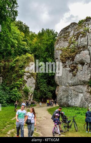 OJCOW, POLEN - 13. AUGUST 2017: Touristen am Krakauer Tor im Ojcowski Nationalpark, Polen. Stockfoto