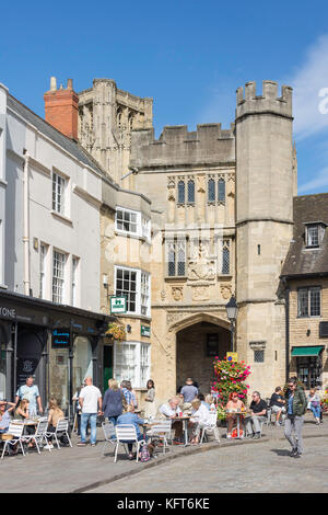 "Mittellos Portal "Gateway Kathedrale Eingang, Marktplatz, Brunnen, Somerset, England, Vereinigtes Königreich Stockfoto