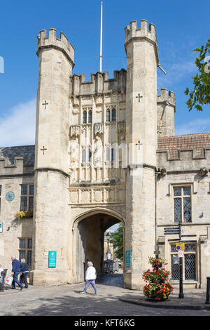 Der Bischof Auge Eingangstor zu ummauerten Bezirk der Liberty, Marktplatz, Brunnen, Somerset, England, Vereinigtes Königreich Stockfoto