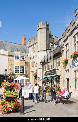 "Mittellos Portal "Gateway Kathedrale Eingang, Marktplatz, Brunnen, Somerset, England, Vereinigtes Königreich Stockfoto