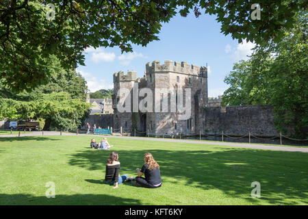 13. jahrhundert der Bischofspalast und Gärten, Marktplatz, Brunnen, Somerset, England, Vereinigtes Königreich Stockfoto