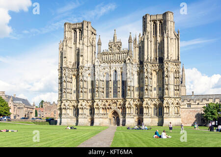 Westfassade der Kathedrale von Wells, Wells, Somerset, England, Vereinigtes Königreich Stockfoto