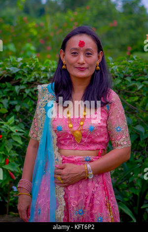 Pokhara, Nepal - November 04, 2017: in der Nähe von schönen Frau das Tragen eines typischen Kleidung Pokhara, Nepal, in Natur Hintergrund Stockfoto